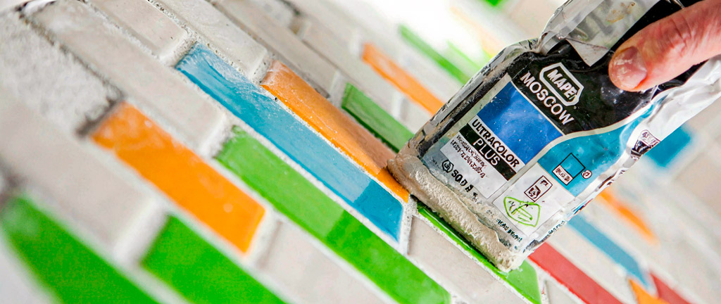 Цветная затирка ULTRACOLOR PLUS: технология нанесения, уход, типовые ошибки
